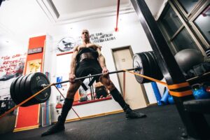 deadlifts with barbell and resistance bands